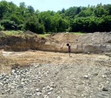 Aujourd'hui le terrassier a aplatie le terrain pour pouvoir commencer dans les prochains jours. En tout cas, le drain nous a prouvé son efficacité car la terre est sèche, sauf à gauche où l'eau stagne...