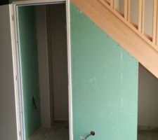 Hier le placo a &eacute;t&eacute; presque fini il en manque encore dans les wc de l etage ,un encadrement de porte et les bandes
Mais placo sous l escalier et les coffrages des canalisations ok