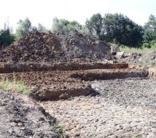 Terrassement et stockage de la terre pour futur remblais