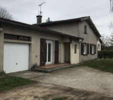 Façade Ouest, la porte de garage sera remplacée par une baie vitrée et la porte fenêtre existante également