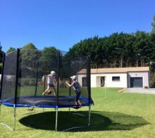 Les joies du trampoline pour les enfants :-D