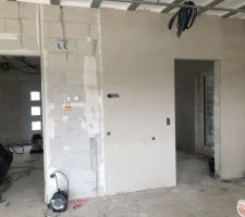 Plâtrage des murs périphérique