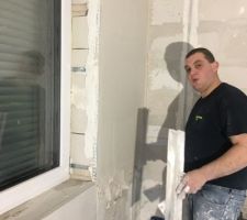Plâtrage des murs périphérique