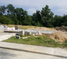 Passage sur le chantier avant le départ en vacances pour 10 jours et surprise la dalle du rdc est coulée et surprise: nous avons eu la visite de la Saur et nous sommes enfin raccordé à l'eau et au tout à l'égout.