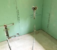 Salle de bain de la chambre principal, meuble double vasque et douche encastrable avec pommeau en plafonnier