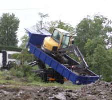 18 h, le travail est fini, le terrassier rentre, la pluie ne va pas tarder.