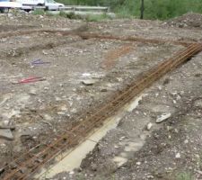 Les ferraillages sont pr&eacute;par&eacute;s avant d'&ecirc;tre descendus.