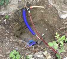 Pendant que le terrassier creuse, la fourniture en eau est install&eacute;e.