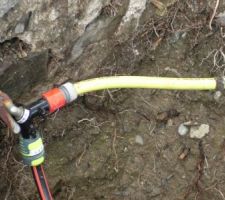 D&eacute;tail du branchement une sortie pour les ma&ccedil;ons, une pour la douche solaire.