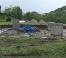 La pluie est arriv&eacute;e, la livraison du sable a eu du retard, les ma&ccedil;ons sont partis sur un autre chantier.