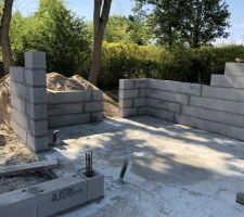 En quelques jours, voil&agrave; d&eacute;j&agrave; des bouts de murs et des ouvertures pour les menuiseries !
Ici l'entr&eacute;e