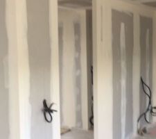 On a profité de la présence des façadiers pour pouvoir entrer dans la maison et faire quelques photos des bandes fini!