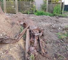 Les surprises que l'on trouve quand on creuse sur un terrain. Chez nous, deux moteurs de voitures et une partie de la carrosserie...