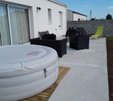 Terrasse en cours ... Mais de quoi profiter comme il faut de notre jardin !