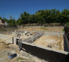 Mise en place des canalisations et gaines diverses + goudronnage periphérique