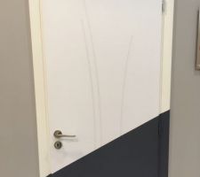 Encadrement de portes intétieures, que je trouve ULTRA moches.On a beau me dire que c'est la couleur qui pose souci, je crois surtout que c'est moche-moche.