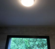Plafonnier LED de la salle de bain : simple et efficace (mention spéciale pour la facilité de fixation)