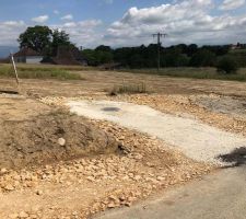 Le vendeur du terrain a fait empierrer les acc&egrave;s de chaque lot