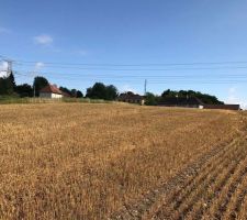 Une vue du terrain depuis le coin Sud-Est, on voit bien le pyl&ocirc;ne de ligne tr&egrave;s haute tension qui est &agrave; plus de 200 m&egrave;tres, j'esp&egrave;re qu'une fois les autres maisons construites on les verra moins :) De toute fa&ccedil;on elles sont cot&eacute; Nord.