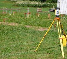 Implantation finale pour les pieux vissés Technopieux, avec une station totale Trimble.