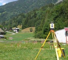 Implantation finale pour les pieux viss&eacute;s Technopieux, avec une station totale Trimble.