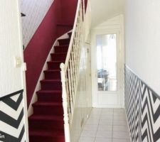 Vue de l'escalier depuis le couloir du RDC