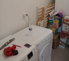 Am&eacute;nagement du cellier: &eacute;tag&egrave;re enlev&eacute;e, machines mises c&ocirc;te &agrave; c&ocirc;te. (on a enlev&eacute; un peu de bazar aussi)