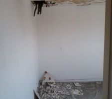 Démontage du plafond, futur bureau