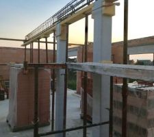 PLancher &eacute;tage. Mise en place des fers avant coulage des poutres.