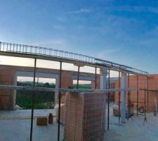 PLancher &eacute;tage. Mise en place des fers avant coulage des poutres.