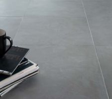 Futur carrelage du RDC hors salon, cellier et garage. Novoceram Vertige Anthracite poli 60x60.
