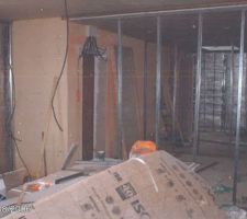 Photo fournie par le vendeur,pour prouver que l'Airflex était correctement posé datée par ses soins en 08.2006 (aucune facture à l'appui...).
Il s?avère que les liteaux sont de surcroît trop espacés par rapport aux recommandations de la note technique du produit, selon laquelle le produit est commercialisé en France depuis novembre 2006, et considéré comme un complément d'isolation de sous-toiture (en aucun cas un isolant vertical!)