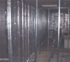 Photo fournie par le vendeur,pour prouver que l'Airflex était correctement posé datée par ses soins en 08.2006 (aucune facture à l'appui...).
Il s?avère que les liteaux sont de surcroît trop espacés par rapport aux recommandations de la note technique du produit, selon laquelle le produit est commercialisé en France depuis novembre 2006, et considéré comme un complément d'isolation de sous-toiture (en aucun cas un isolant vertical!)