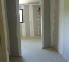Vue sur dressing à l'entrée de la suite parentale