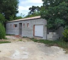 Avant l'enduit d&eacute;finitif, sous couche Pargris. Menuiseries ext&eacute;rieures pos&eacute;es