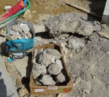 2ème fois que j'évacue du béton coulé devant le garage (et pas qu'un peu). A droite du sac un gros bloc de béton accroché au morceau de bois.