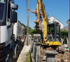 Terrassement pour la pose des fourreaux gaz en cours....