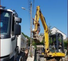 Terrassement pour la pose des fourreaux gaz en cours....