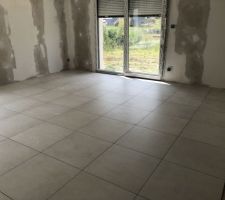 Carrelage de chez FORGIARINI  référence : IMOLA CREACON 60W White en 60x60 
La référence retient le terme Blanc tout comme le visuel du catalogue, mais je trouve qu'il tire plus dans le beige très clair