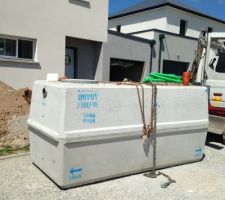 Installation de notre cuve de 3000 litres.
Elle est énorme !!! Heureusement qu'elle est sous terre :)