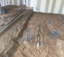 Début mise en place de la chape dans le sejour et dans le cellier