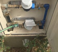 Raccordement artisanal à la prise d'eau à l'entrée du terrain.