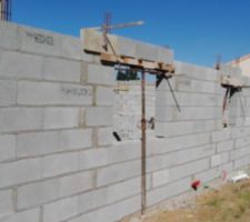 La maison prend forme, aperçu d'une chambre et du salon séjour