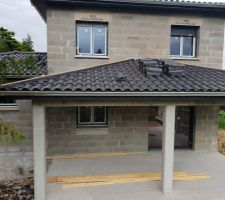 Toiture. Tuiles presque finies
