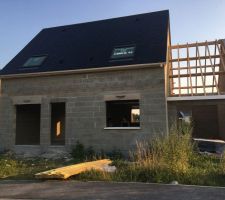 Un côté de la charpente terminée avec les 2 velux....trop beau
La suite lundi ?