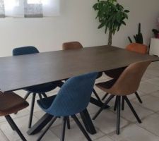 La table est enfin arriver , ainsi que les chaises