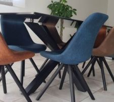 La table est enfin arriver , ainsi que les chaises