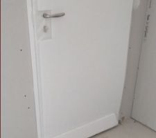 Problème : porte du cellier menant à l'extérieur trop basse pour permettre le coulage de la chape.