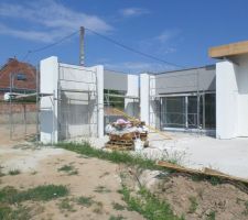 Coin barbecue : en attente de petites briquettes grises