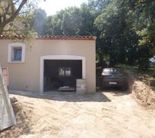 Terrassement à coté du garage pour aménager une petite place de parking...
